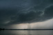 Über dem Starnberger See entwickelt sich eine Gewitterfront