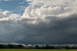 Starke Quellbewlkung mit Wolkenabsenkungen in Richtung Raum Dachau, im Vordergund bildet sich eine Mesozyklone